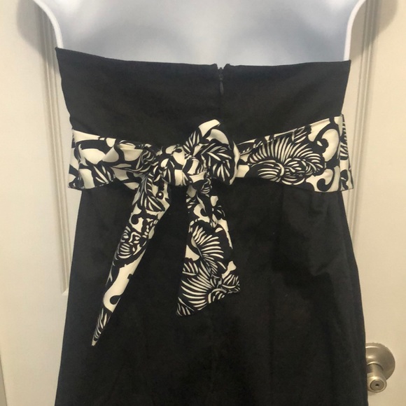 Ruth Black dress with white and black flower belt - Picture 5 of 5
